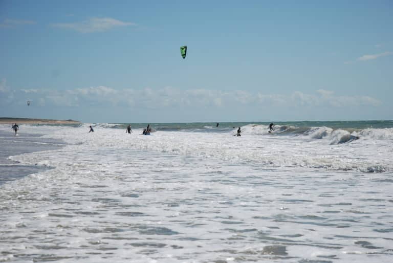 Activités aquatiques pochent du camping en bord de mer en Vendée