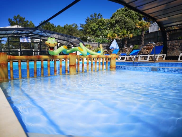 Piscine couverte avec pataugeoire ludique