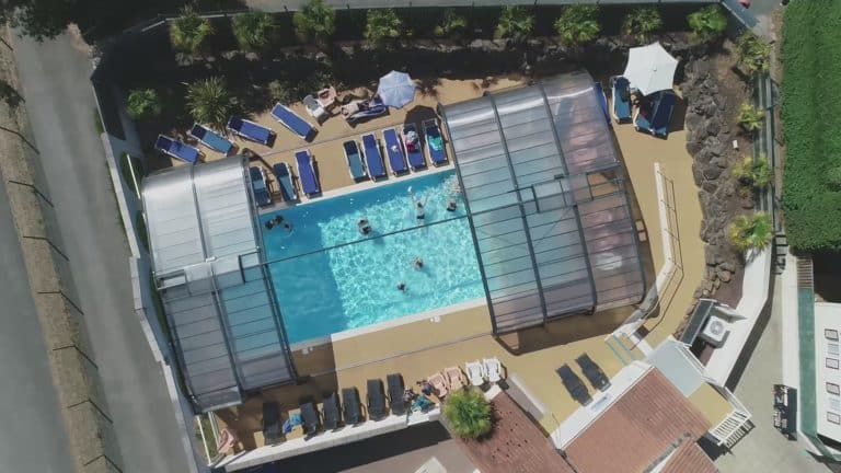 vue aérienne de la piscine du camping en Vendée