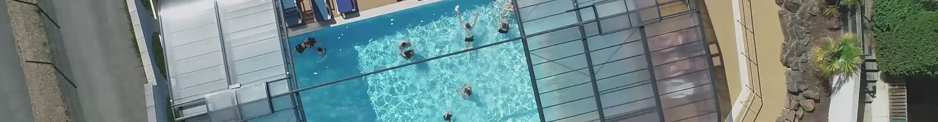 Vue aérienne sur la piscine couverte du camping La Frétille à Longeville-sur-Mer en Vendée.