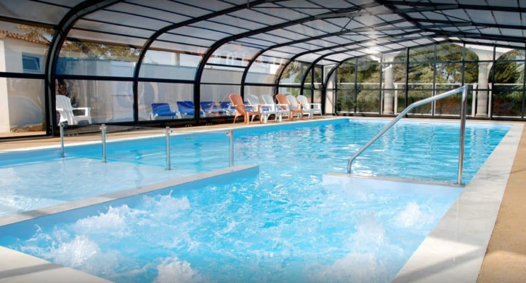 Espace aquatique avec bassin de nage chauffé au camping La Frétille à Longeville-sur-Mer en Vendée.