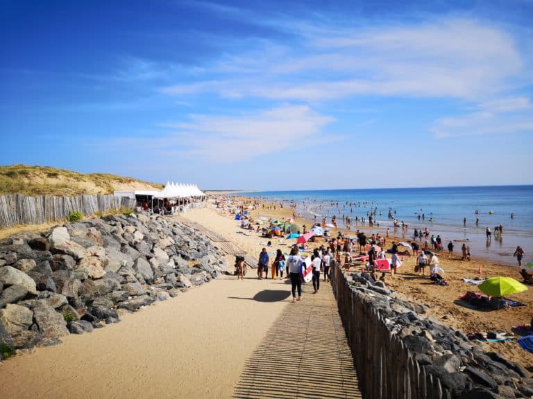 Accès direct à la plage depuis notre camping à Longeville-sur-Mer sur la côte Vendéenne.