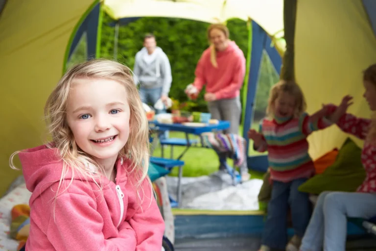Famille installée sous une tente sur un emplacement de camping à Jard-sur-Mer