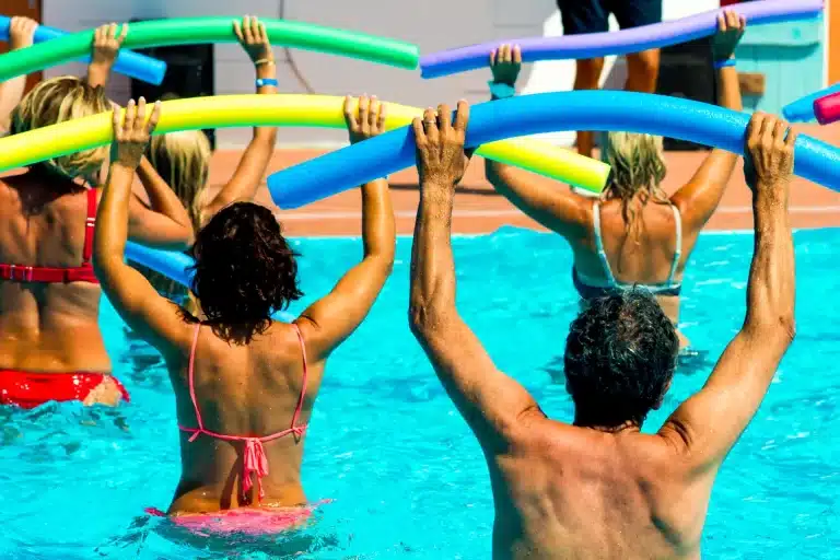 Séance d’aquagym dans la piscine couverte du camping